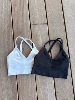 Alo yoga // bundle of black and white sports bras